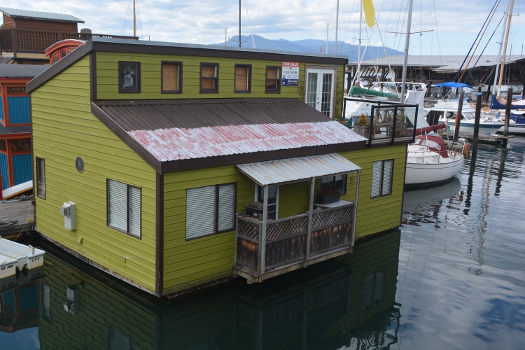 houseboat